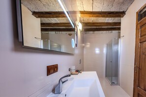 Comfort Room | Bathroom | Shower, hair dryer, slippers, towels - Chardonnay Suites (Nevşehir)