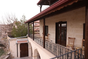 숙박 시설 정면 - 저녁/밤