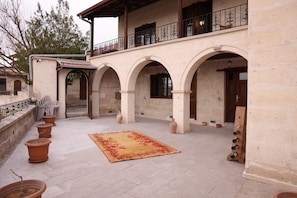 Front of property - evening/night - Chardonnay Suites (Nevşehir)