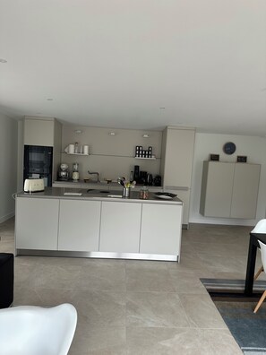 Een magnetron, een oven, een kookplaat, een vaatwasser