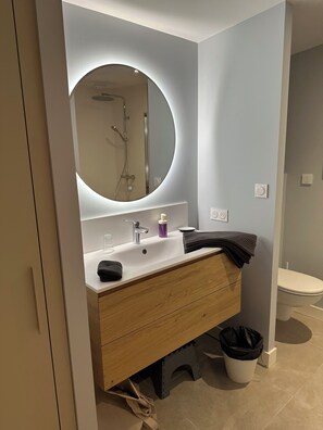 Shower, hair dryer, towels, soap - Ty Du - Plage du Sillon - Parking (Île-Tudy)