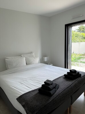 3 slaapkamers, een strijkplank/strijkijzer, wifi, beddengoed