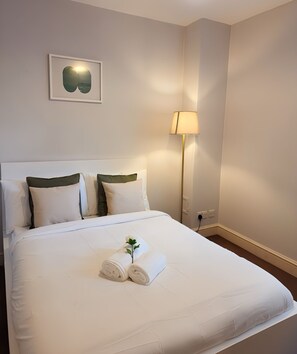 2 slaapkamers, een strijkplank/strijkijzer, gratis wifi, beddengoed