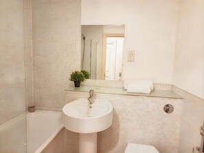 Douche, séchoir à cheveux, serviettes fournies, savon