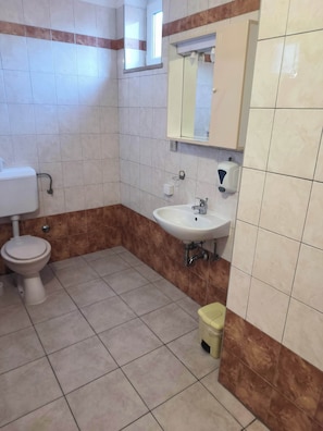 Quarto casal clássico, vista para a cidade | Banheiro | Chuveiro, secador de cabelo, toalhas de banho, sabonete