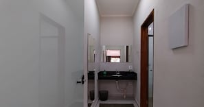 Shower, towels - Suíte em Delfinopolis a 700m da Represa (Delfinópolis)