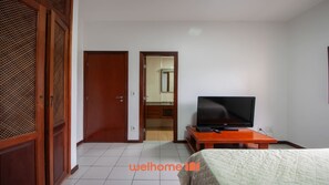 4 bedrooms, iron/ironing board, WiFi