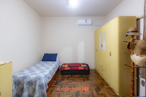 Planxa i posts de planxar, wifi i roba de llit