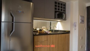 Refrigerador, microondas, placa de cocina, cafetera/tetera
