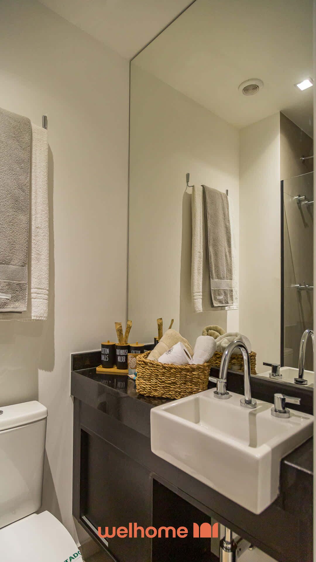 Chuveiro, secador de cabelo, toalhas de banho 