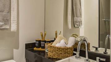 Chuveiro, secador de cabelo, toalhas de banho