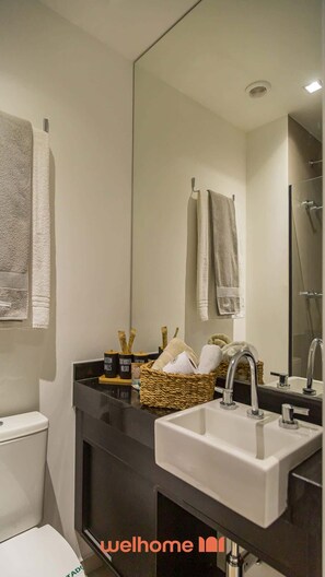 Chuveiro, secador de cabelo, toalhas de banho 