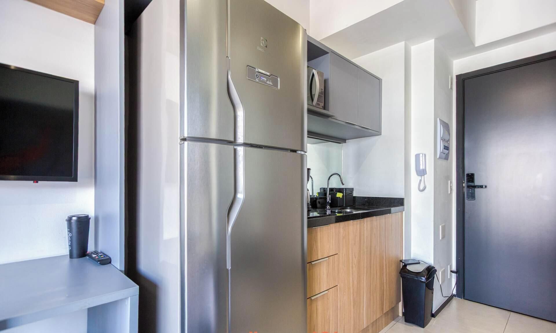 Geladeira, micro-ondas, cooktop, cafeteira/chaleira