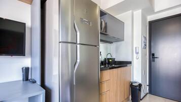 Geladeira, micro-ondas, cooktop, cafeteira/chaleira