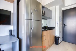 Réfrigérateur, micro-ondes, plaque de cuisson, cafetière/bouilloire