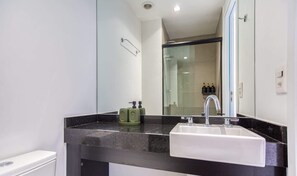 Shower, hair dryer, towels