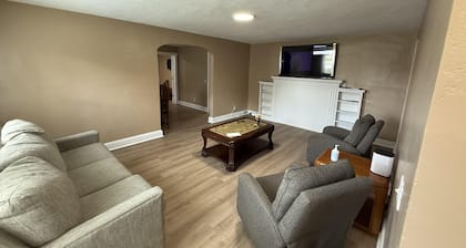 Cozy 2-bedroom house in Fairfax with easy access to main hwy and close to town!