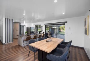 Dining - Mountaintop Pool Paradise - Mins to NOS Center (San Bernardino)