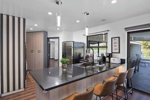 Private kitchen - Mountaintop Pool Paradise - Mins to NOS Center (San Bernardino)