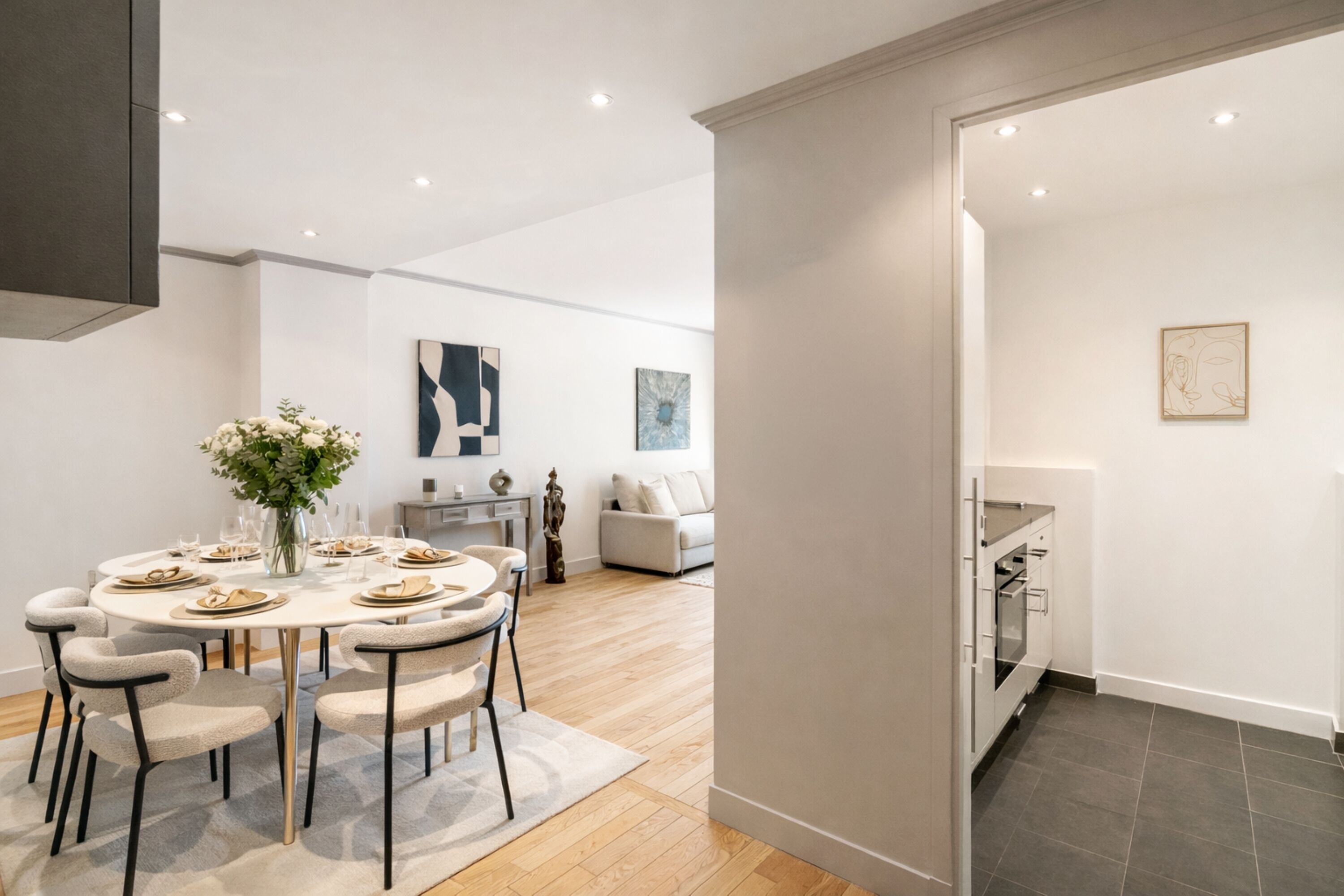Appartement Prestige, vue sur la cour intérieure | Aire de séjour | Téléviseur connecté de 127 cm avec télévision numérique