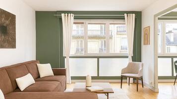 Premium-Apartment, Blick auf den Innenhof | Wohnbereich | 127-cm-Smart-TV mit Digitalempfang