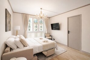 Premium-Apartment, Blick auf den Innenhof | Wohnbereich | 127-cm-Smart-TV mit Digitalempfang
