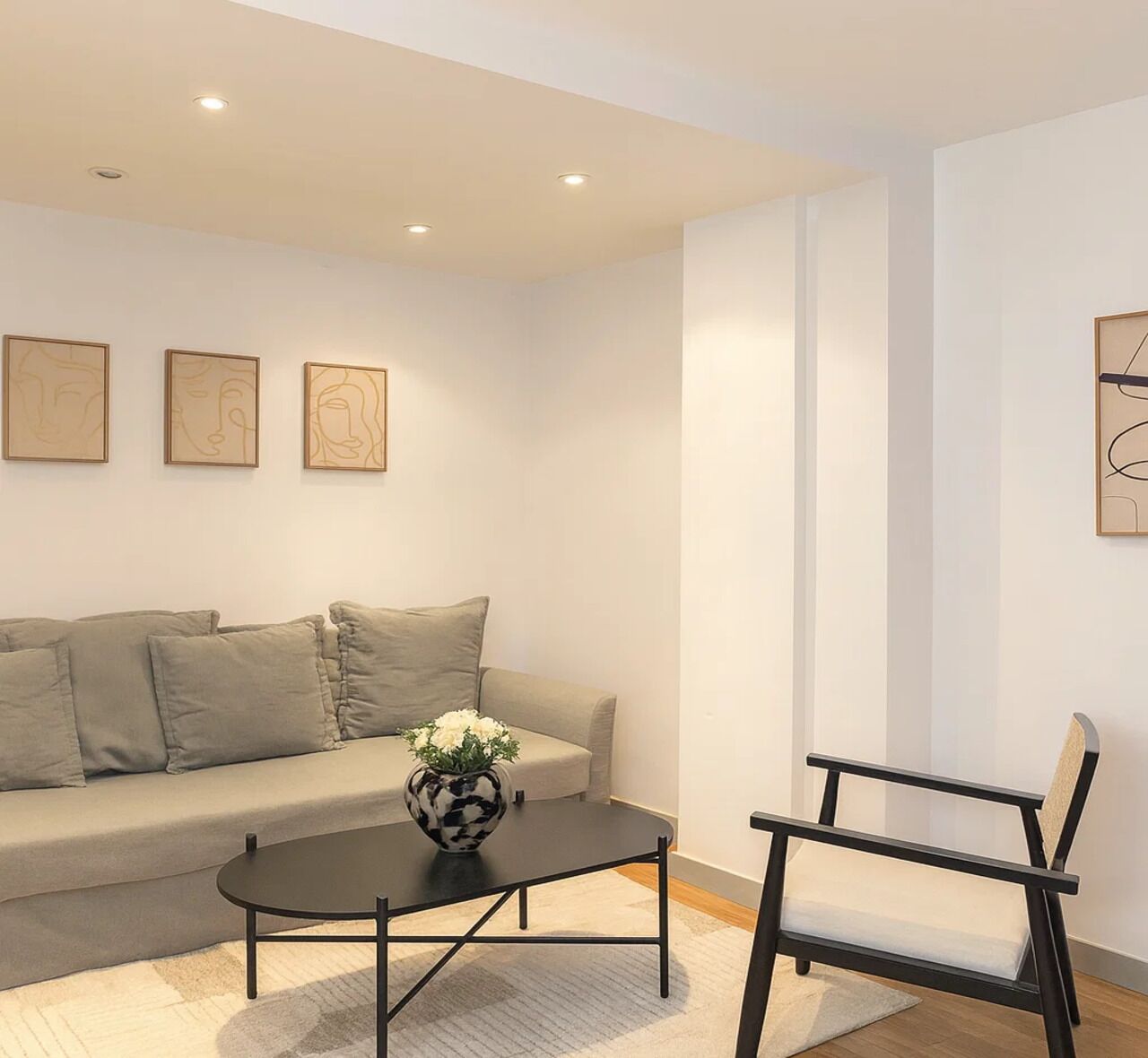 Premium-Apartment, Blick auf den Innenhof | Wohnbereich | 127-cm-Smart-TV mit Digitalempfang