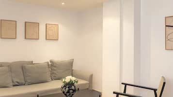 Premium-Apartment, Blick auf den Innenhof | Wohnbereich | 127-cm-Smart-TV mit Digitalempfang