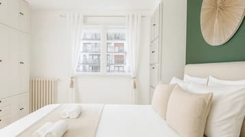 Premium-Apartment, Blick auf den Innenhof | Bügeleisen/Bügelbrett, Reisekinderbett, kostenloses WLAN, Bettwäsche