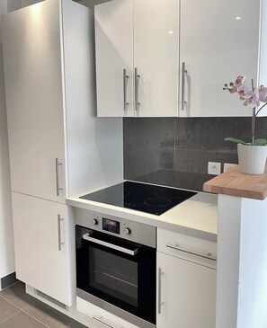 Premium Apartment, Courtyard View | Private kitchen | Espresso maker, electric kettle, toaster - 1600 Lecourbe (Paris)