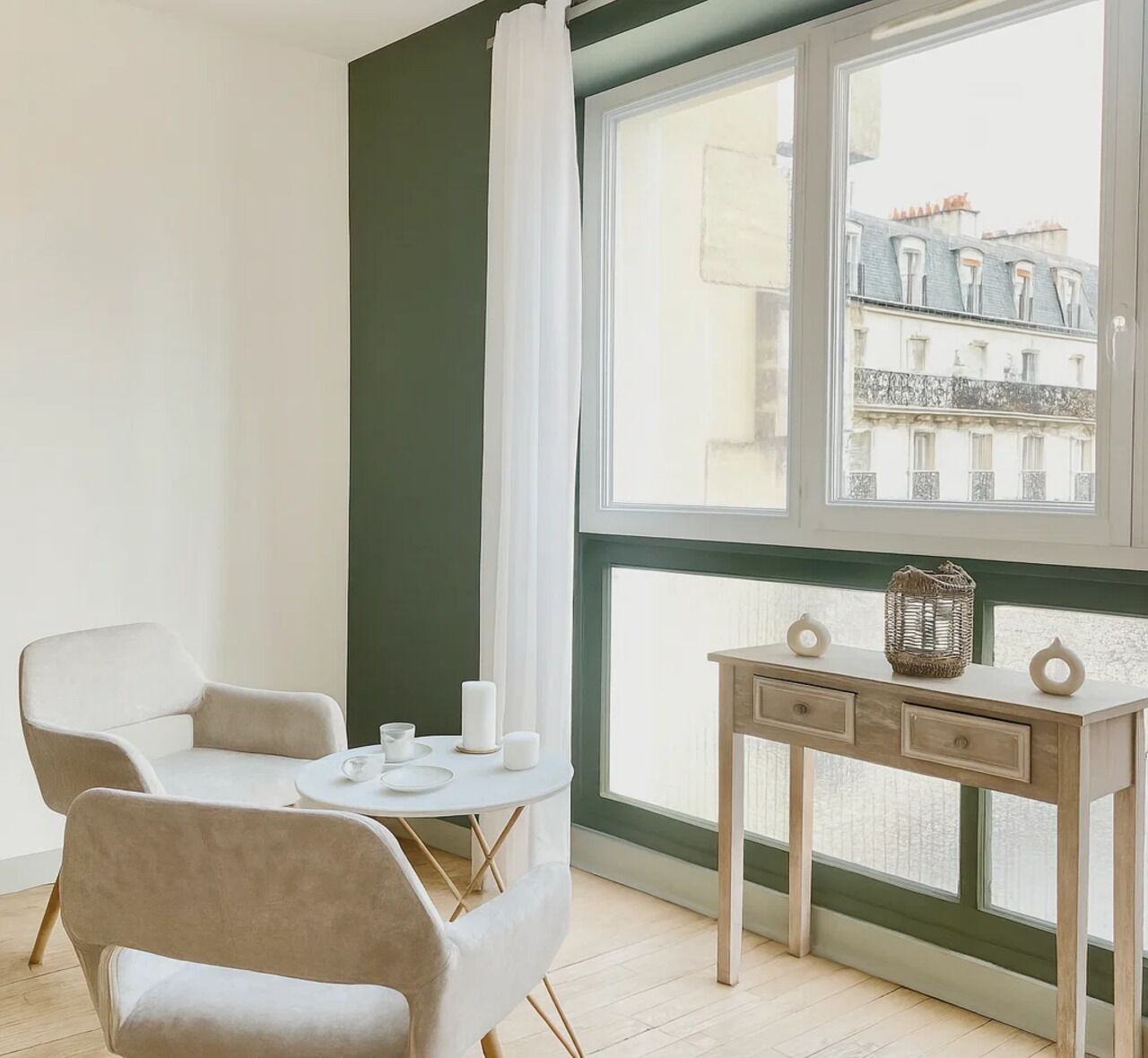 Premium-Apartment, Blick auf den Innenhof | Wohnbereich | 127-cm-Smart-TV mit Digitalempfang