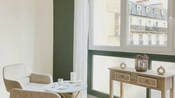 Premium-Apartment, Blick auf den Innenhof | Wohnbereich | 127-cm-Smart-TV mit Digitalempfang