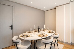 Departamento Premium, vista al patio | Área de sala de estar | Smart TV de 127 cm con canales digitales 
