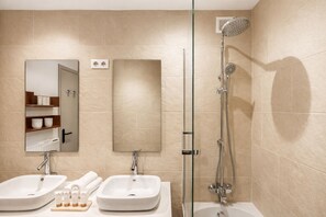 Premium Apartment, Courtyard View | Bathroom - 1600 Lecourbe (Paris)