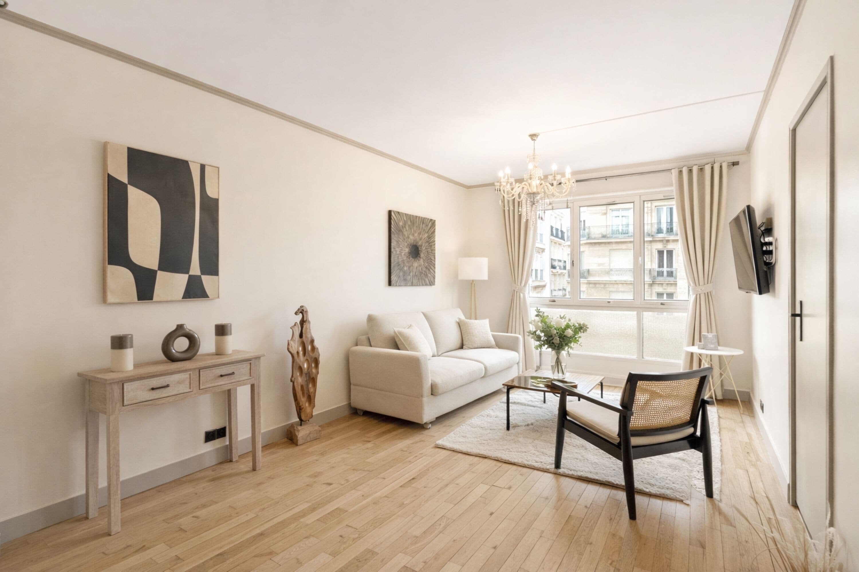 Premium appartement, uitzicht op binnenplaats | Woonruimte | Een 127-cm smart-tv met digitale zenders