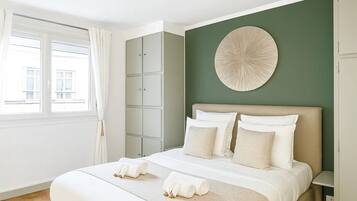 Premium-Apartment, Blick auf den Innenhof | BĂŒgeleisen/BĂŒgelbrett, Reisekinderbett, kostenloses WLAN, BettwĂ€sche