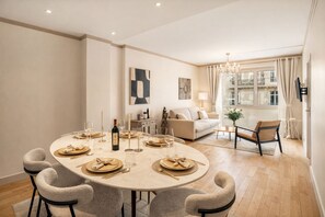 Premium Apartment, Courtyard View | Living area