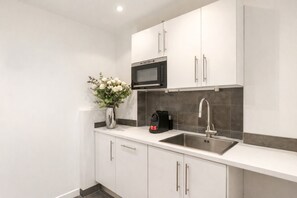 Departamento Premium, vista al patio | Cocina privada | Cafetera de espresso, tetera eléctrica y tostadora 