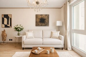 Appartement Prestige, vue sur la cour intérieure | Aire de séjour | Téléviseur connecté de 127 cm avec télévision numérique
