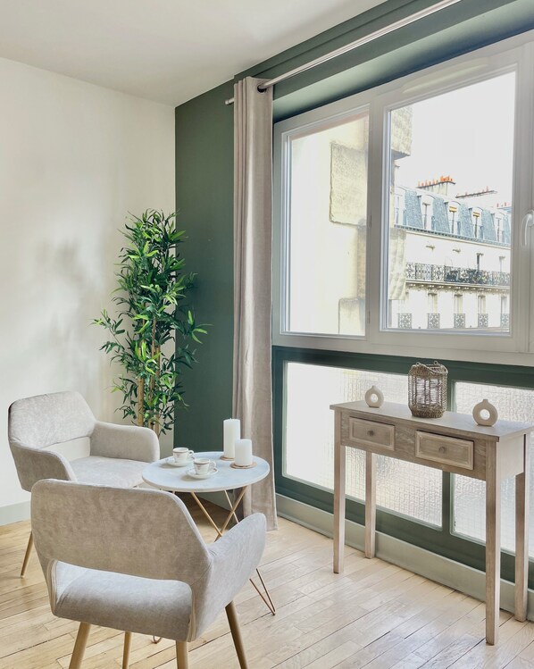 Premium Apartment, Courtyard View | Living area | 127-cm Smart TV with digital channels - 1600 Lecourbe (Paris)