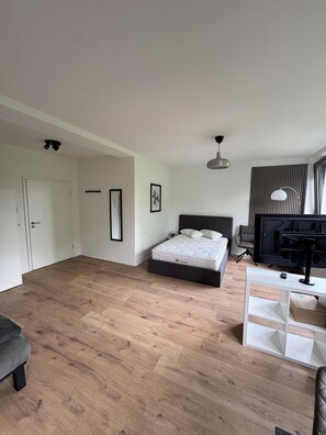 1 bedroom, desk, WiFi, bed sheets - Modern, stylish, bright (Porta Westfalica)