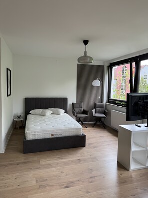1 slaapkamer, een bureau, wifi, beddengoed