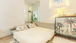 WiFi (free), bed sheets - Écouffes | Cosy studio in the heart of the Marais (Paris)