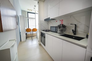 Réfrigérateur, micro-ondes, four, plaque de cuisson
