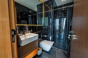 Douche, sèche-cheveux, serviettes fournies, savon