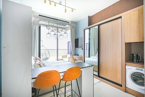 Coffres-forts dans les chambres, bureau, fer et planche à repasser