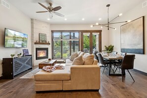 Fernseher, Kamin, Bücher