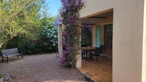 Outdoor dining - South Corsica house, close to the most beautiful beaches and mountains (Sotta)