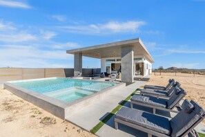 A heated pool - Sonora Sanctuary. 5 private acres/Pool/Pickleball/Spa and Stunning Views (Joshua Tree)