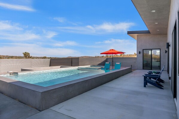 حمّام سباحة مُدفَّأ